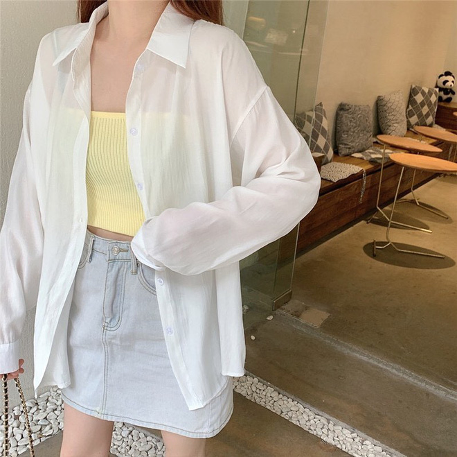 Cách mix áo sơ mi trắng voan mỏng + áo hai dây