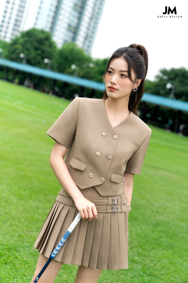 Cách mix áo blazer không tay với váy liền