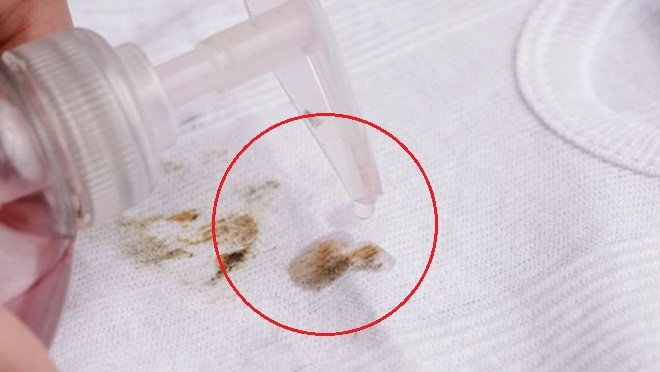 Hướng dẫn cách tẩy vết dầu máy may trên quần áo